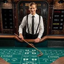 Varied pusulabet games interface with staff and players enjoying sports and casino slots on devices